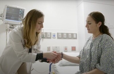 Кодирование Аквилонг в Лермонтово Врач держит пациентку за руку